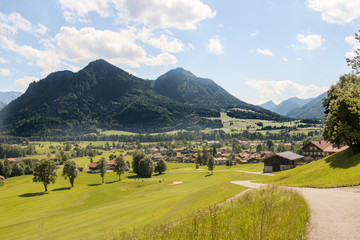 Landschaft mit Tälern und Bergen in Bayern
