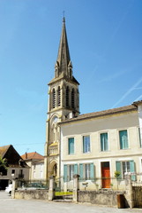 Fototapeta na wymiar Ville d'Eymet, église Notre-Dame de l'assomption et façade colorée, département de la Dordogne, Périgord, France