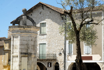 Obraz premium Ville d' Eymet, maison typique en pierre et fontaine en centre ville, département de la Dordogne, Périgord, France