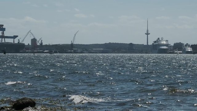 Kieler Hafen vom Ostufer aus aufgenommen - mit Blick auf der Kieler Innenf&ouml;rde