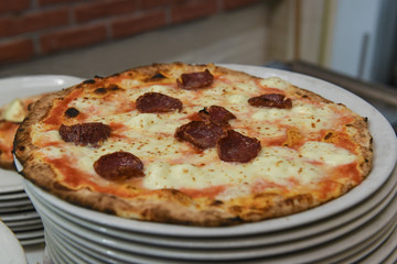 Pizza tradizionale al forno in una pizzeria