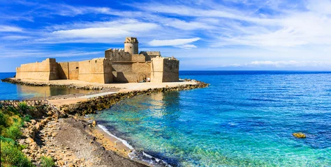 Fotobehang Le Castella Isola di Capo Rizzuto - verbazingwekkend kasteel en prachtige zee in Calabrië, Italië © Freesurf
