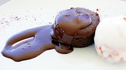 Coulant de chocolate regado con chocolate