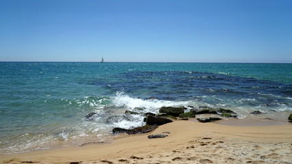 Cielo,mar, olas, rocas y arena