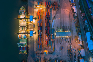 Luftaufnahme von Schiffscontainern am Verschiffungshafen für internationale Import- oder Exportlogistik oder Hintergrund des Transportgeschäftskonzepts.