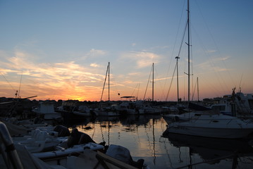 barche al tramonto nel porto di Ardenza