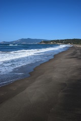 Toscana - spiaggia di Ansedonia con Monte Argentario sullo sfondo
