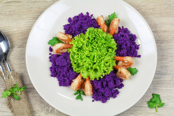Grilled shrimp with mashed sweet potato and green lettuce