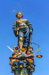 Recht und Gerechtigkeit: Justitia auf dem Gerechtigkeitsbrunnen von Bern, Schweiz