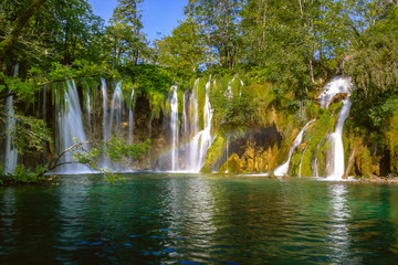 Fototapeta premium Piękny wodospad w Parku Narodowym Jezior Plitwickich. Chorwacja