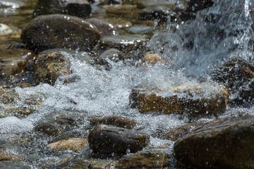 Wasser fliesst im Bach und spritzt