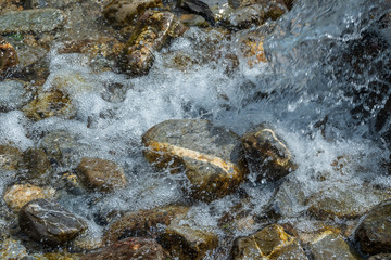 Spritzendes Wasser über Steine