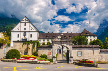 Fototapeta na wymiar Kloster Engelberg in den Alpen im Kanton Obwalden, Schweiz