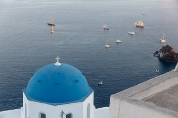 Fototapeta na wymiar Ville de Oia sur l'île de Santorin dans les Cyclades Grecques