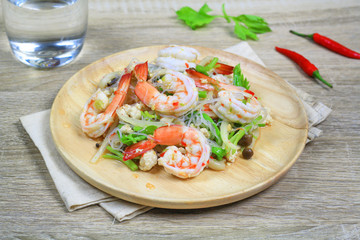 Spicy Thai salad with shrimp and mince pork