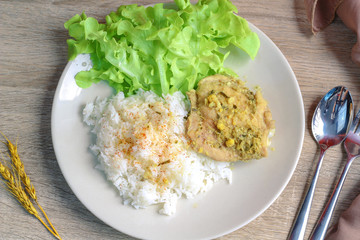 Steamed chicken with herbs, with lettuce, Traditional Thai food