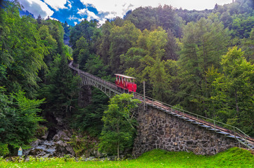Fototapeta na wymiar Reichenbachfall Bergbahn in den Alpen im Kanton Bern, Schweiz