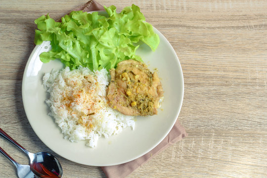 Steamed chicken with herbs, with lettuce, Traditional Thai food