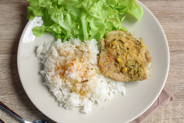 Steamed chicken with herbs, with lettuce, Traditional Thai food