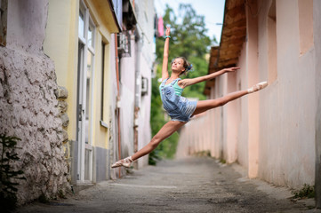 Plakat Elegant ballet dancer girl dancing ballet in the city