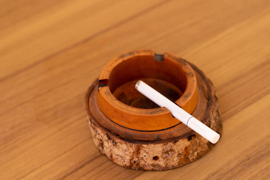 Homem com seu cigarro e cinzeiro 