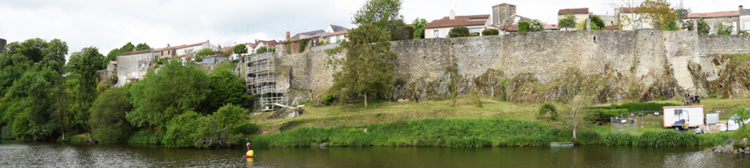 Fototapeta premium Panoramique : Remparts du village fortifié de Vouvant, Vendée, Pays de la Loire.