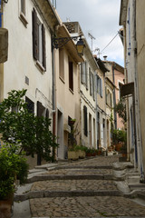 Fototapeta na wymiar Rue du centre-ville ancien d’Arles (13), France - Street in old downtown Arles, Provence, France (ok)