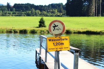 Warnschild am Badeweiher, Allgäu