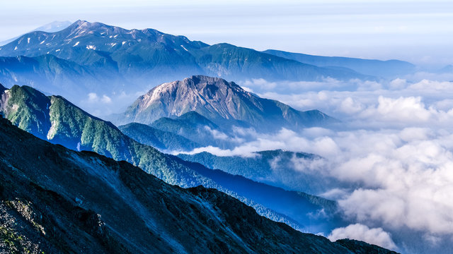 槍ヶ岳、焼岳と朝日を浴びる雲海、登山、北アルプス、絶景、日本 Stock 写真 | Adobe Stock