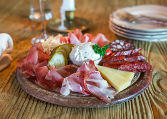 Brotzeit Brettl im Biergarten auf dem Münchner Oktoberfest serviert mit Käse und Schinken