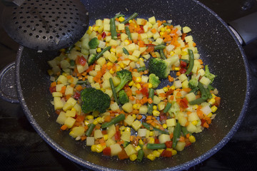 Set nutritious vegetables cooked in a pot on steam, to save all the useful properties and vitamins for maximum positive effect on nutrient digestibility and effects. Recommended for all ages.