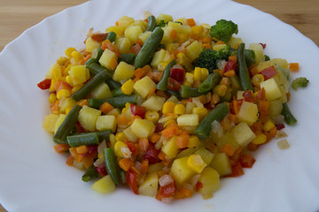 Set nutritious vegetables cooked in a pot on steam, to save all the useful properties and vitamins for maximum positive effect on nutrient digestibility and effects. Recommended for all ages.