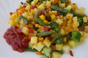 Set nutritious vegetables cooked in a pot on steam, to save all the useful properties and vitamins for maximum positive effect on nutrient digestibility and effects. Recommended for all ages.