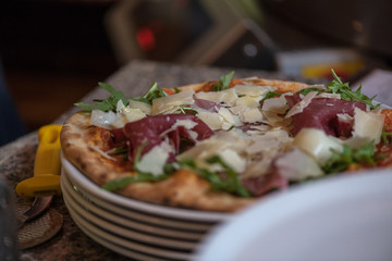 Verschiedene Italienische Pizza aus dem Pizz Ofen mit Tomaten Soße und Mozzarella und Belag