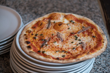 Verschiedene Italienische Pizza aus dem Pizz Ofen mit Tomaten Soße und Mozzarella und Belag