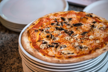 Verschiedene Italienische Pizza aus dem Pizz Ofen mit Tomaten Soße und Mozzarella und Belag