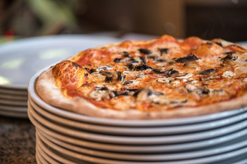 Verschiedene Italienische Pizza aus dem Pizz Ofen mit Tomaten Soße und Mozzarella und Belag