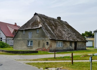 Fototapeta na wymiar Reetgedecktes altes Bauernhaus