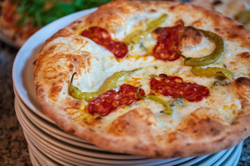 Verschiedene Italienische Pizza aus dem Pizz Ofen mit Tomaten Soße und Mozzarella und Belag