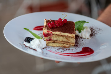 Italienische Tiramisu Dessert nach altem Rezept in einem italienischen Restaurant serviert 