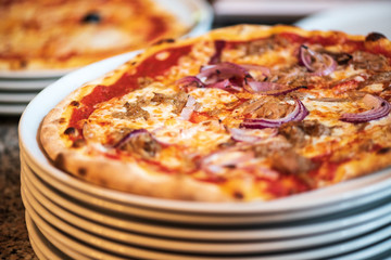 Verschiedene Italienische Pizza aus dem Pizz Ofen mit Tomaten Soße und Mozzarella und Belag