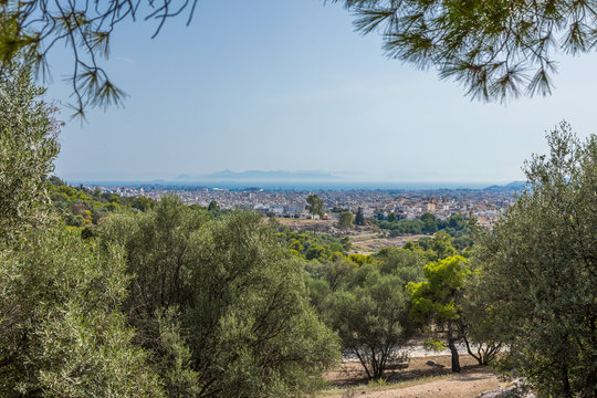 Vue sur le Golfe Saronique et le Péloponnèse depuis la colline des Nymphes à Athènes