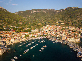 Insel Vis, Komiza, in Kroatien an der Adria, Luftaufnahme der Bucht mit Bergen im Hintergrund