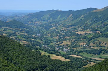 Fototapeta na wymiar Vallée de Mandailles-Saint-Julien, parc des Volcans d'Auvergne, France