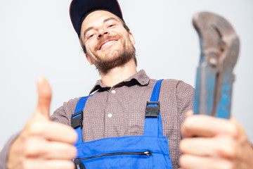 Installateur sympathisch Lachend bei der Arbeit 