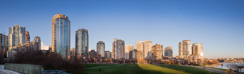 Obraz premium Panorama of Vancouver's False Creek park and harbor.
