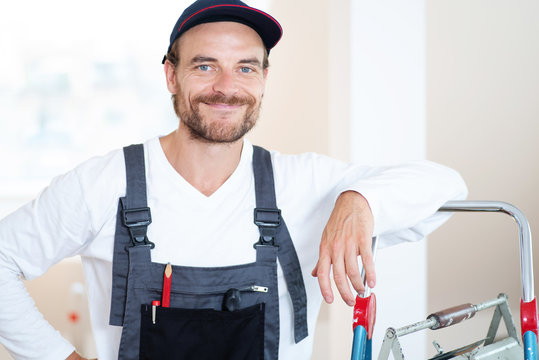 Handwerker, Mann in Arbeitskleidung mit Werkzeug 