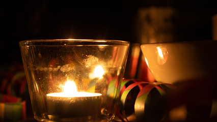 Romantisches Kerzenlicht Party Feiern bei Nacht Luftschlangen Gem&uuml;tlich