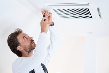 Installation einer Klimaanlage 