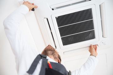 Installation einer Klimaanlage  - 217497198